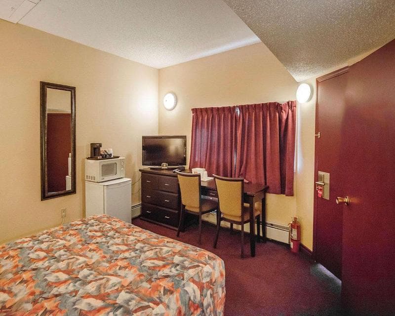Econo Lodge 5