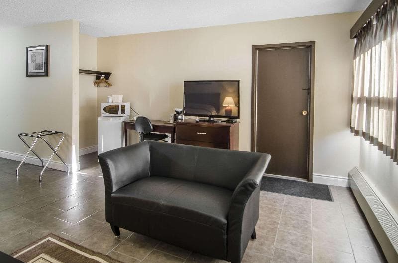 Econo Lodge Lloydminster 1