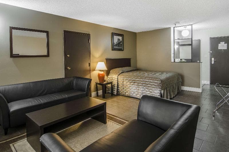 Econo Lodge Lloydminster 3