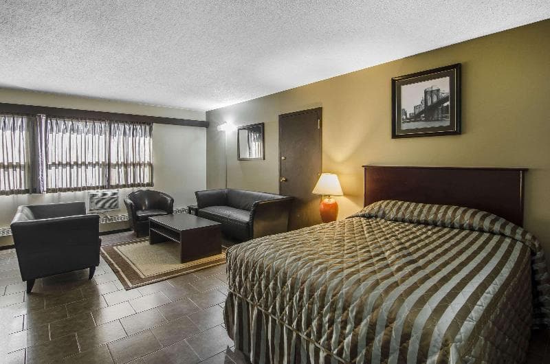 Econo Lodge Lloydminster 4
