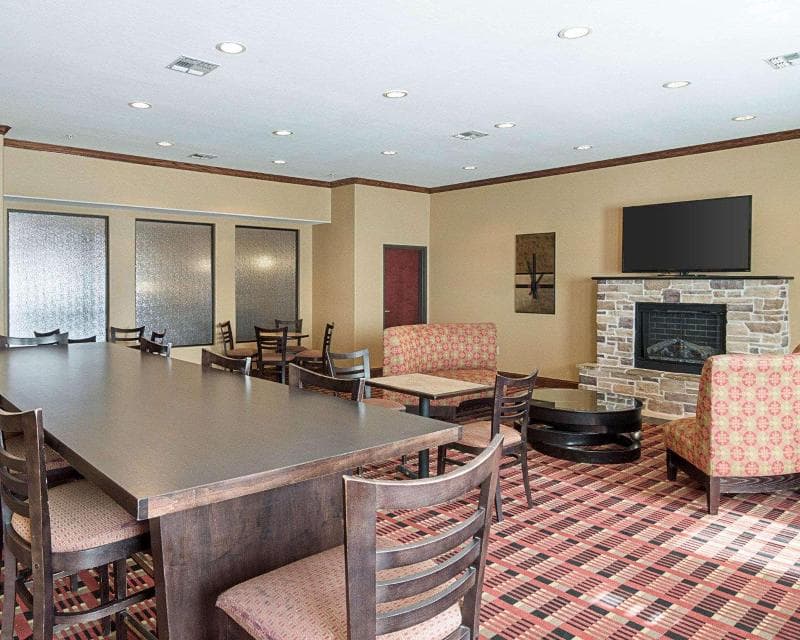Comfort Inn & Suites 3