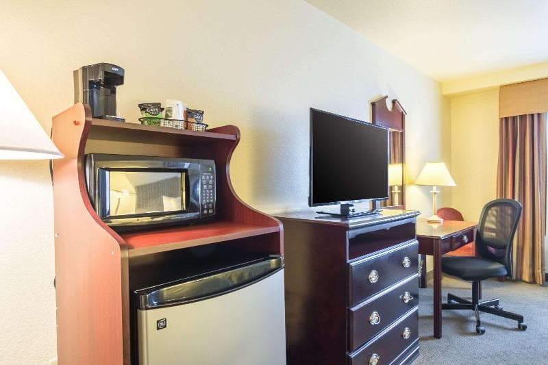 Quality Inn & Suites 4