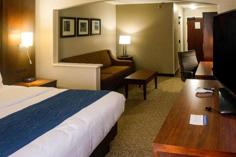 Comfort Inn & Suites 3
