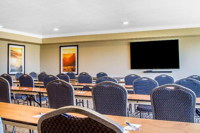 Comfort Inn & Suites Redwood Country photo 1