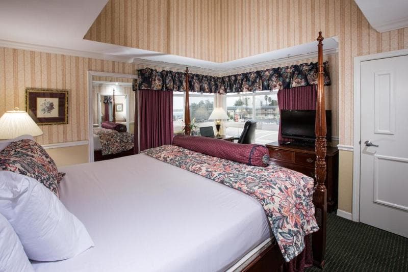 Ascot Inn at the Rock 4
