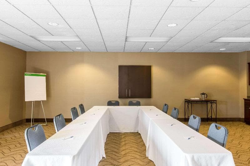 Comfort Inn & Suites 4