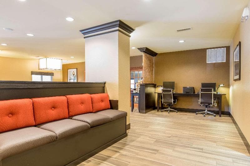 Comfort Suites Fairview Heights 5