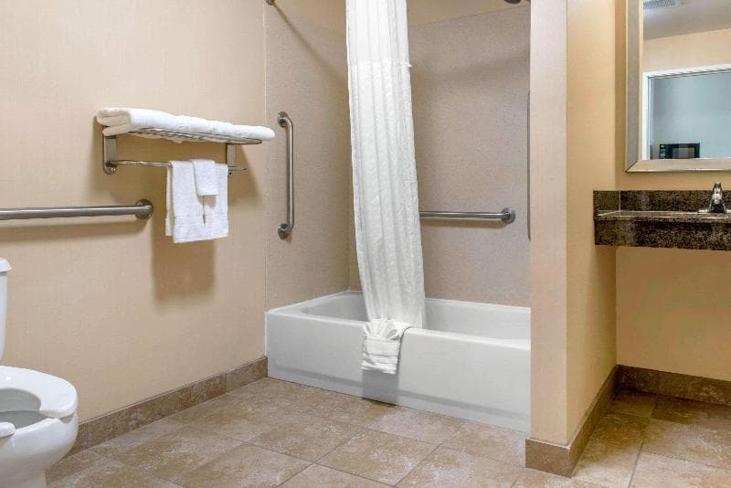 Comfort Inn & Suites 3