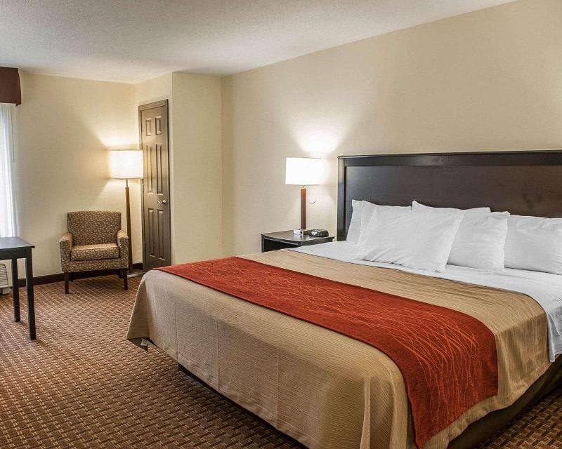 Comfort Inn & Suites 4