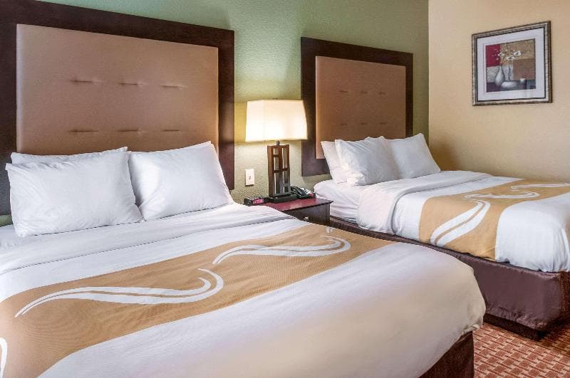 Comfort Inn & Suites 4