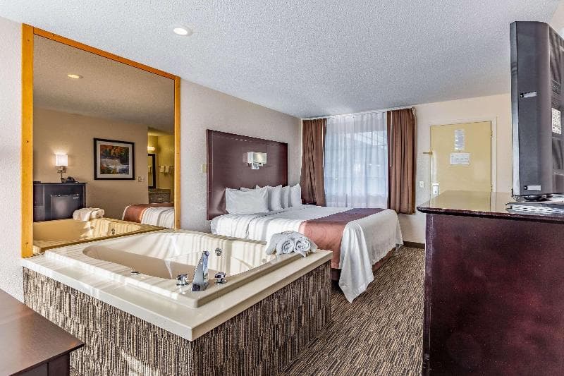 Quality Inn Lakefront 3