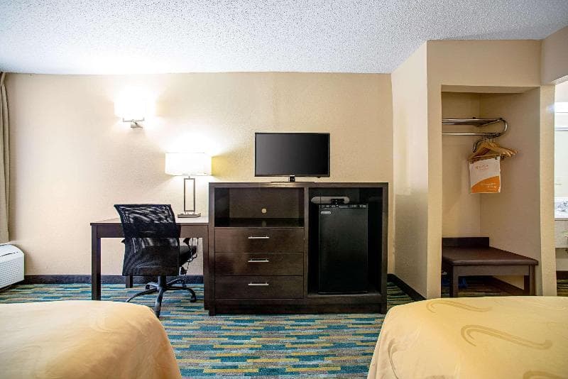 Quality Inn Near Six Flags St. Louis 4