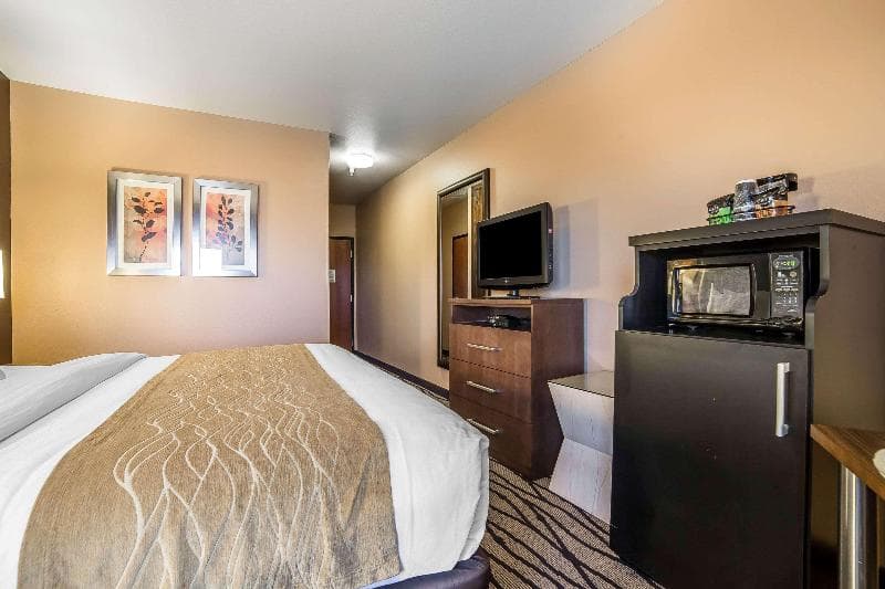 Comfort Inn & Suites Market - Airport 3
