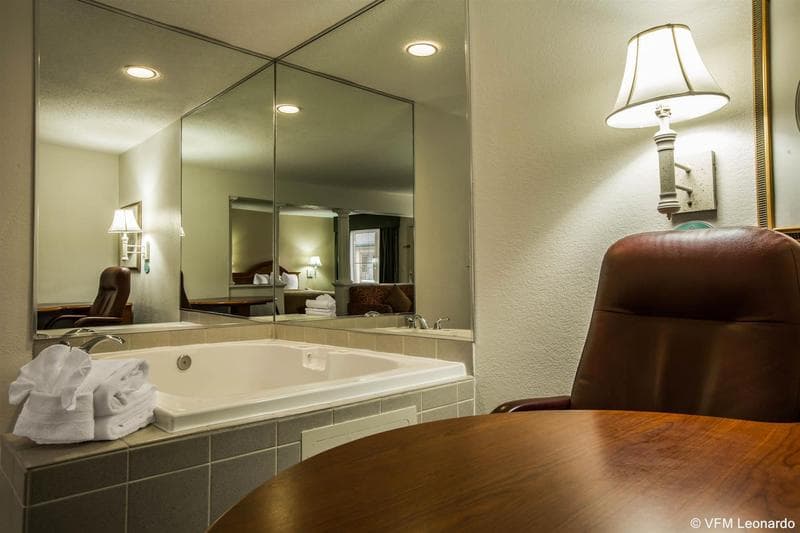 Quality Inn & Suites Biltmore East 2
