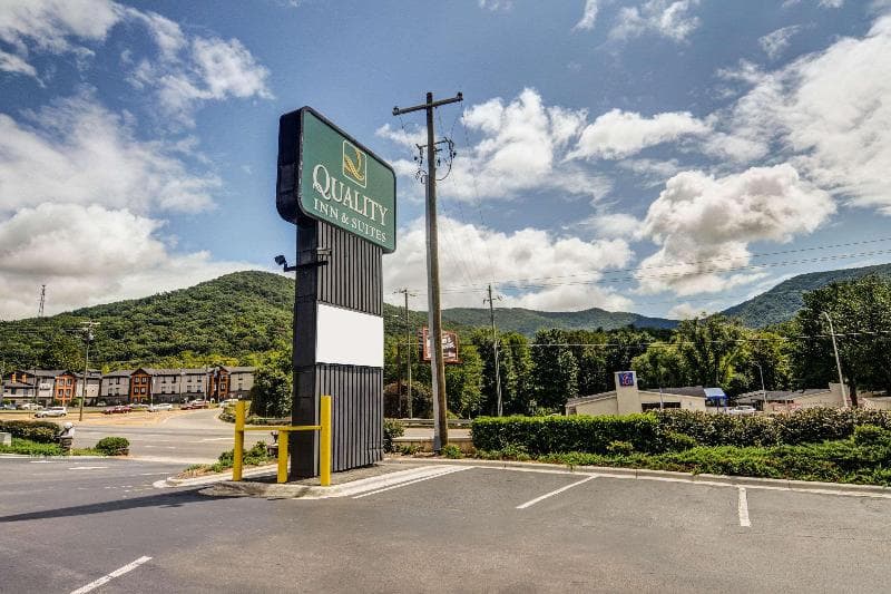 Quality Inn & Suites Biltmore East 5