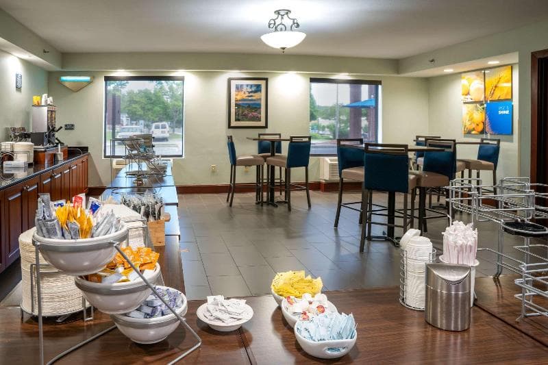 Comfort Suites Outlet Center 3