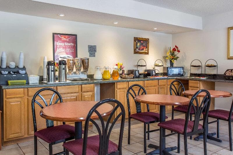Econo Lodge & Suites Southern Pines 4