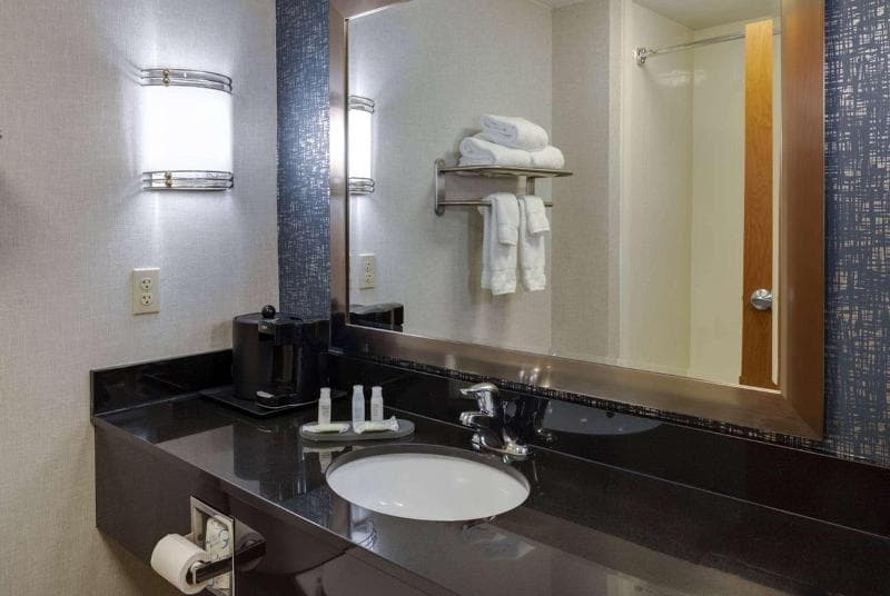 La Quinta Inn & Suites by Wyndham Edmond 4