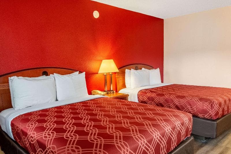 Econo Lodge Inn & Suites Madras Chateau Inn 1