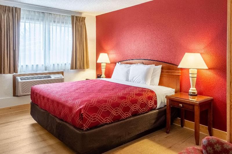 Econo Lodge Inn & Suites Madras Chateau Inn 3