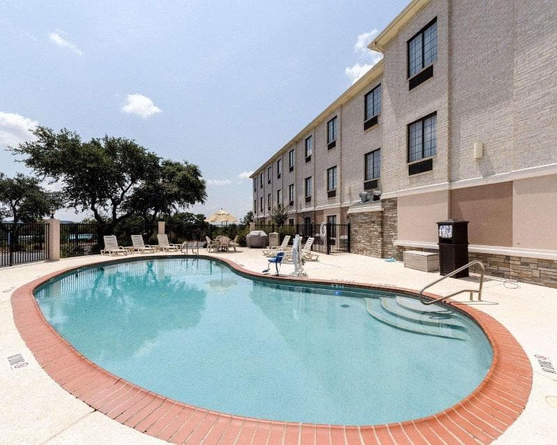Comfort Inn & Suites Burnet 4