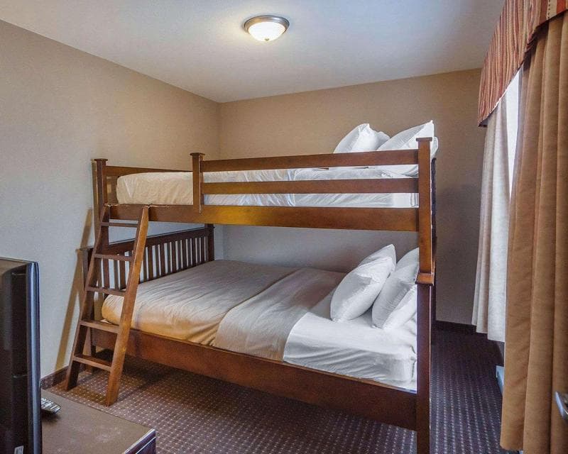 Prairie Moon Inn Sylvan Lake 4