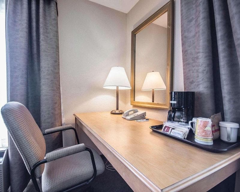 Comfort Inn & Suites 4