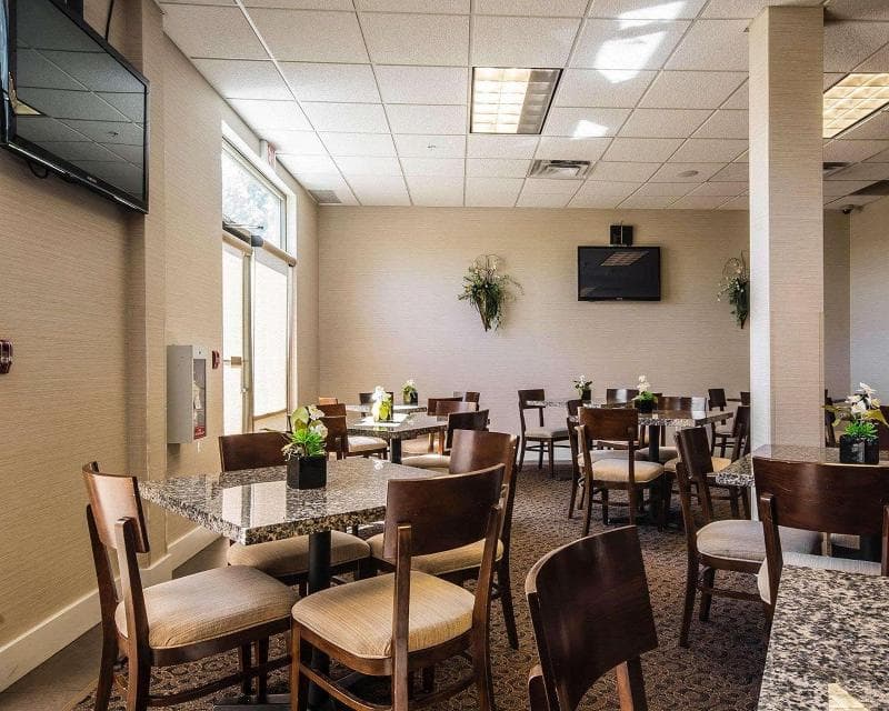 Comfort Inn & Suites Surrey Hotel 3