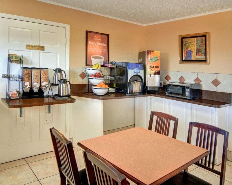 Super 8 by Wyndham Decatur Texas 4