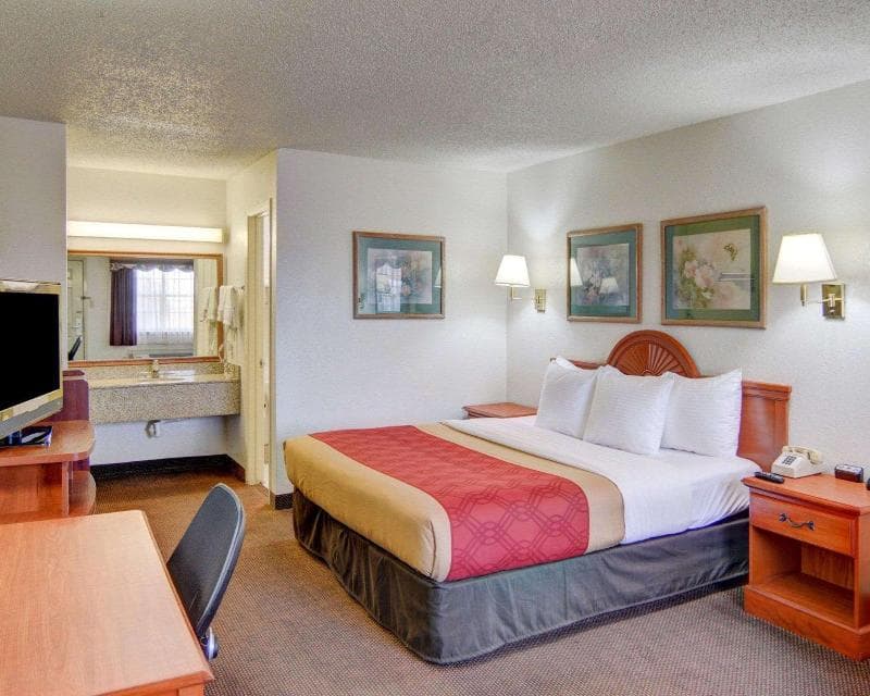 Super 8 by Wyndham Decatur Texas photo 1