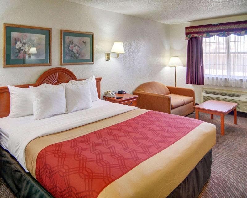 Super 8 by Wyndham Decatur Texas 5