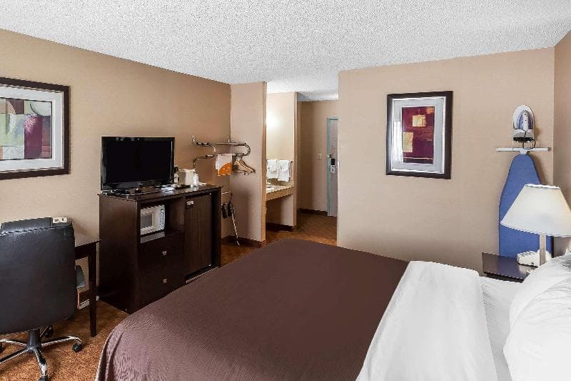 Quality Inn 4