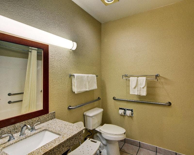 Quality Inn & Suites photo 1