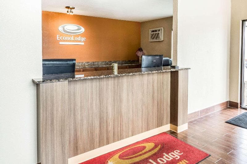 Econo Lodge La Crosse 4