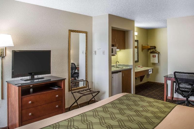 Econo Lodge 4