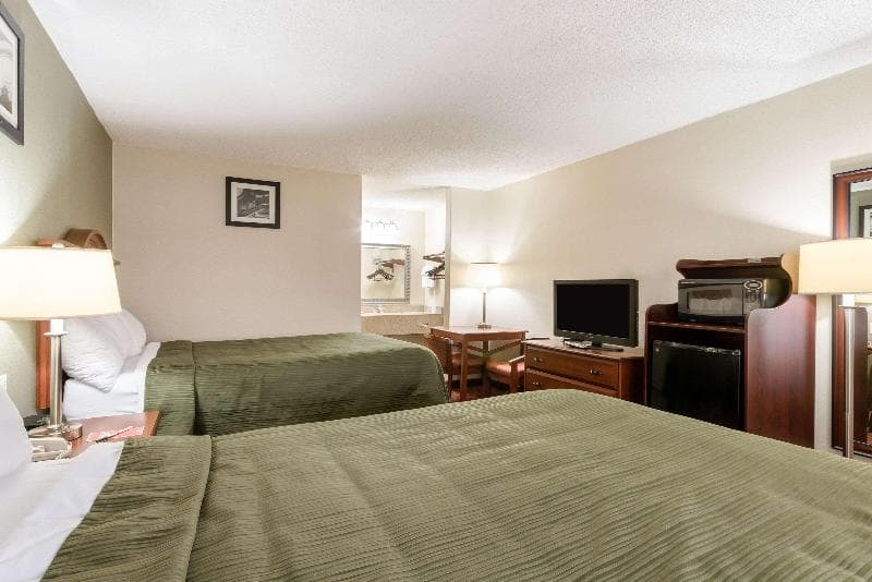 Econo Lodge 3