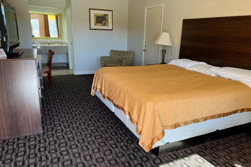 Days Inn & Suites by Wyndham Brewton photo 1