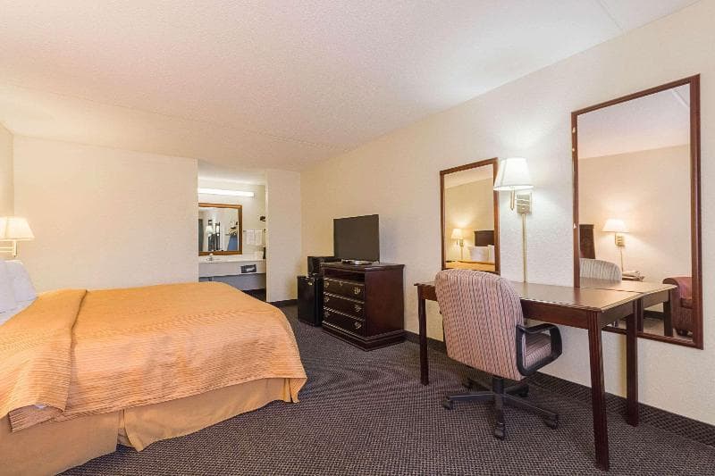 Econo Lodge Inn And Suites Bentonville photo 1