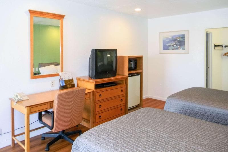 Rodeway Inn 5
