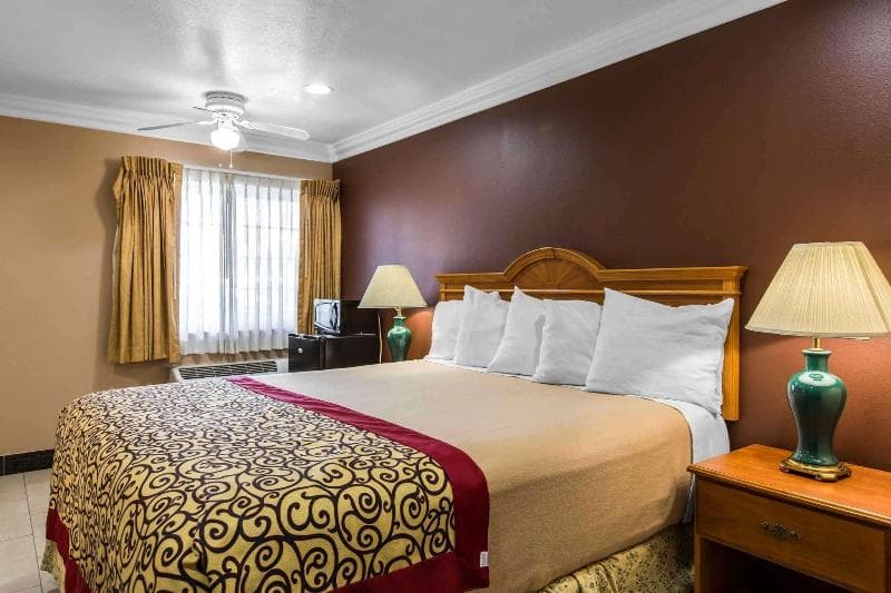 Rodeway Inn photo 1