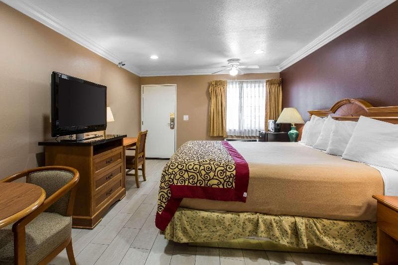 Rodeway Inn 4