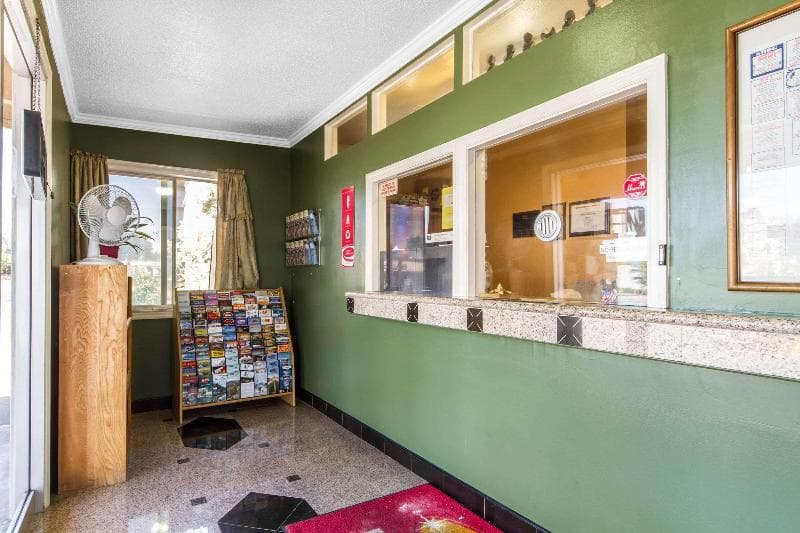 Econo Lodge Fairfield 4