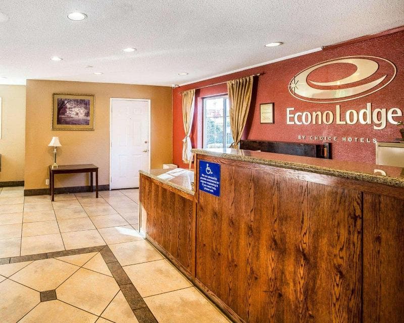 Econo Lodge 4