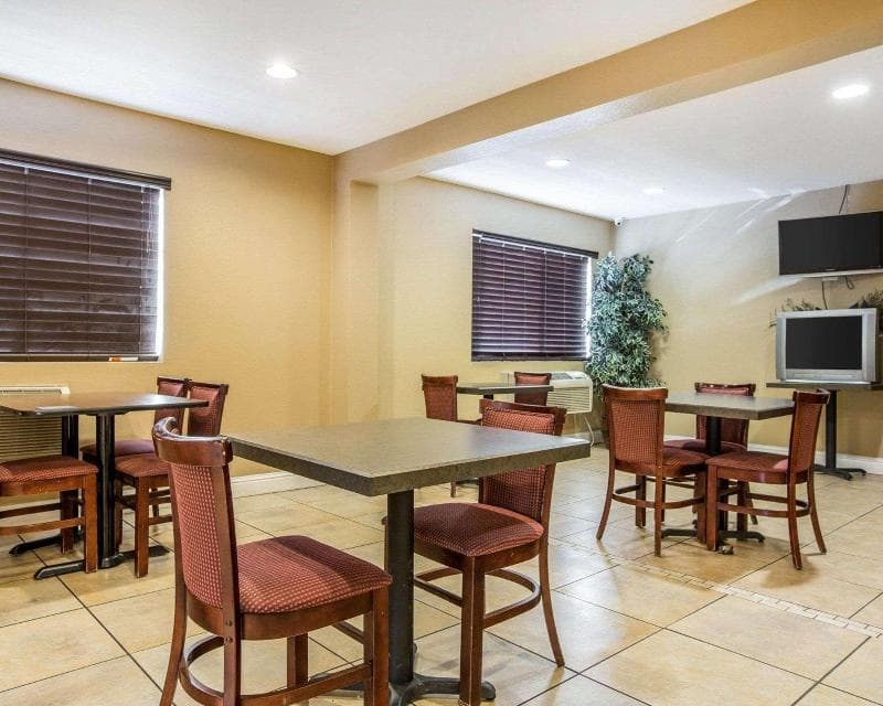 Econo Lodge 2