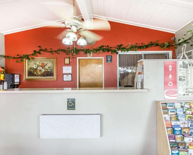 Econo Lodge Inn & Suites 2