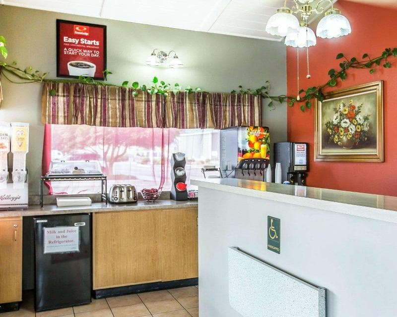 Econo Lodge Inn & Suites 4
