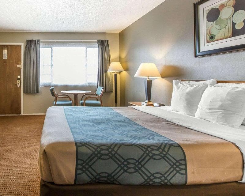 Econo Lodge Inn & Suites 5