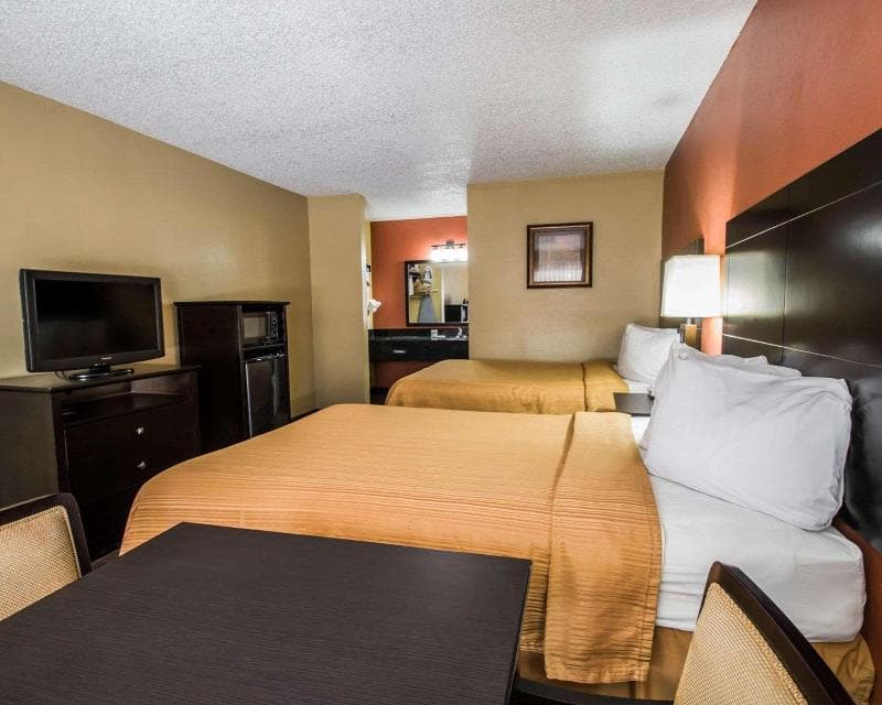 Quality Inn Near Blue Spring 4