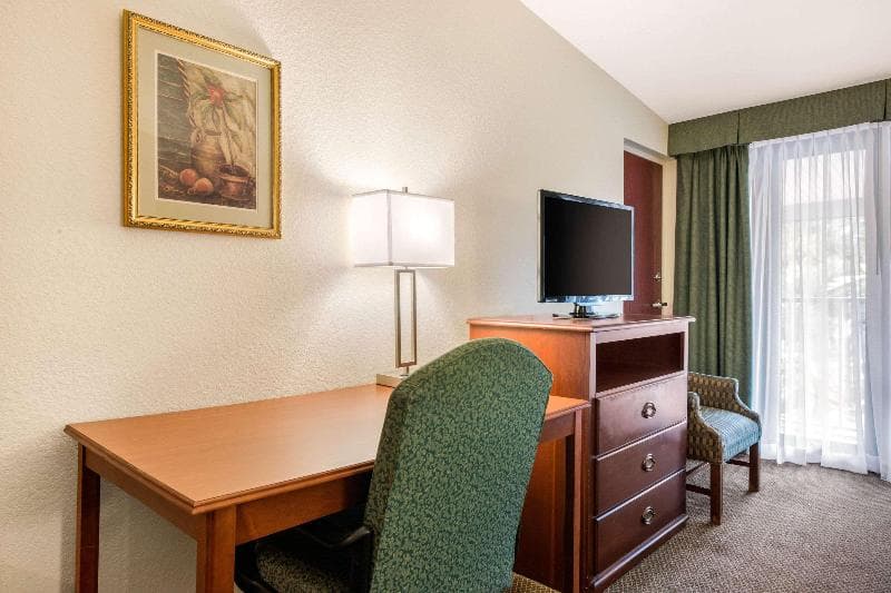 Quality Inn & Suites photo 1