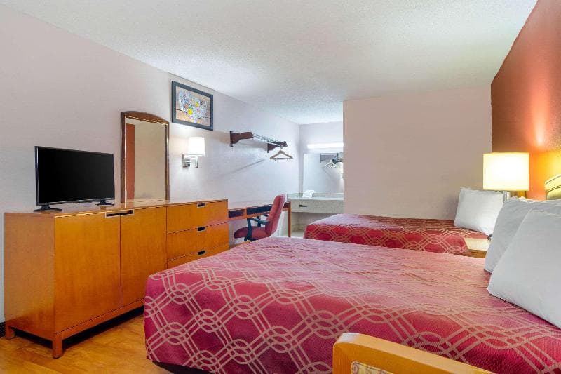 Econo Lodge 5